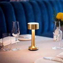 Carregar imagem no visualizador da galeria, Luminária de Mesa Mirina
