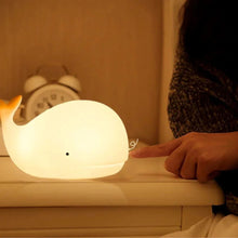 Carregar imagem no visualizador da galeria, Luminária Infantil em Silicone Baleia
