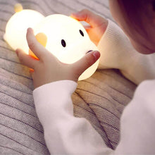Carregar imagem no visualizador da galeria, Luminária Infantil em Silicone Cachorrinho Preguiçoso
