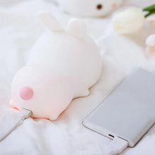 Carregar imagem no visualizador da galeria, Luminária Infantil em Silicone Coelhinho Fofo
